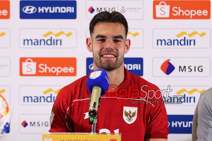 Penyerang Timnas U-23 Indonesia, Jens Raven, sedang memberikan keterangan kepada awak media di Media Center Stadion Utama Gelora Bung Karno, Senayan, Jakarta, Selasa (15/7/2025).
