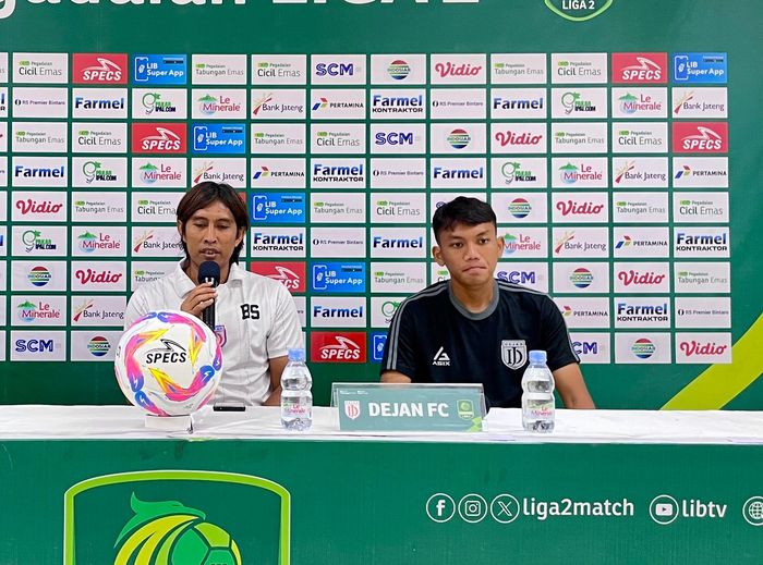 Pelatih Dejan FC, Budi Sudarsono, saat konferensi pers jelang lawan Adhyaksa FC pada laga terakhir Grup I play-off degradasi Liga 2 2024/2025 di Stadion Sriwedari, Surakarta, Sabtu (16/2/2025).