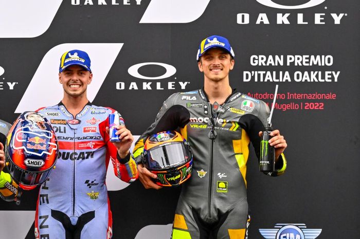 Dari kiri ke kanan, Marco Bezzecchi (Mooney VR46), Fabio Di Giannantonio (Gresini Racing), dan Luca Marini (Mooney VR46) setelah menjalani kualifikasi MotoGP Italia 2022 di Sirkuit Mugello, Sabtu (28/5/2022).