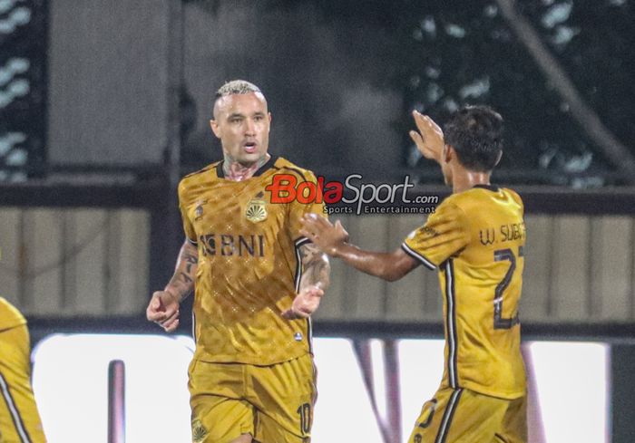 Radja Nainggolan (kiri) sedang melakukan selebrasi seusai mencetak gol dalam laga pekan ke-29 Liga 1 2023 antara Bhayangkara FC versus Dewa United FC di Stadion PTIK, Blok M, Jakarta, Sabtu (16/3/2024) malam.