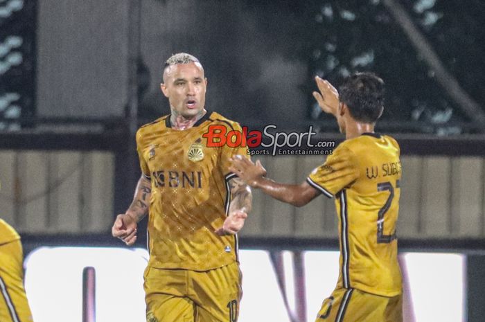 Radja Nainggolan (kiri) sedang melakukan selebrasi seusai mencetak gol dalam laga pekan ke-29 Liga 1 2023 antara Bhayangkara FC versus Dewa United FC di Stadion PTIK, Blok M, Jakarta, Sabtu (16/3/2024) malam.