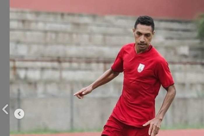 Pemain Persis Solo, Delvin Rumbino, sedang berlatih.