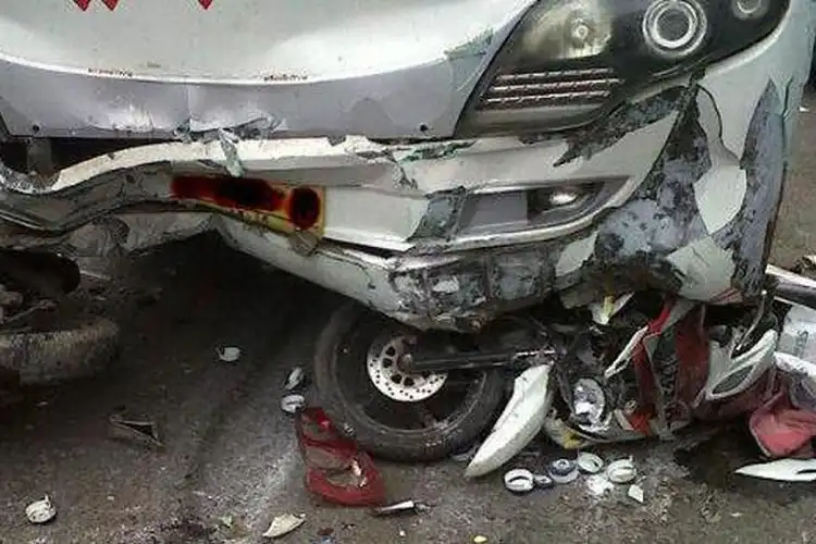 Fatal, Pemotor Senggol Pembatas Jalan dan Terjatuh, Langsung Dilindas Truk Hingga Tewas