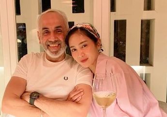 Naik Tahta Jadi Permaisuri Produser Tajir yang Beda Usia 18 Tahun, Intip Kamar Mewah di Rumah Artis Bunga Zainal yang Bernuansa Serba Emas Bak Istana Eropa!