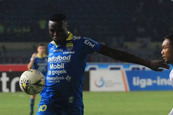 Striker Persib Bandung, Ezechiel N'Douassel (kiri), dijaga ketat pemain Perseru Badak Lampung, Saepulloh Maulana, dalam laga pekan ke-33 di Stadion Si Jalak Harupat, Bandung, Senin (16/12/2019).