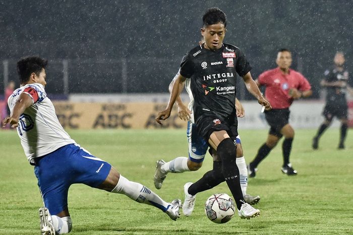 Suasana pertandingan pekan ke-31 antara Persib Bandung melawan Madura United di Stadion I Gusti Ngurah Rai, Denpasar, Minggu (13/3/2022).