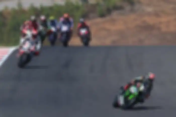 Jonathan Rea gak terbendung di race 1 WSBK Portimao 2019. Alvaro Bautista keteteran dihajar rekan setimnya, Chaz Davies, di tikungan pertama 