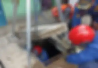 Kunci Motor Warga Kecemplung Got, Petugas Damkar Sampai Turun Tangan