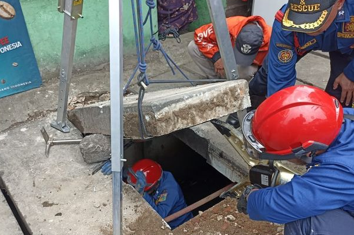 Petugas pemadam kebakaran (damkar) turun tangan mengambil kunci motor yang kecemplung di got.