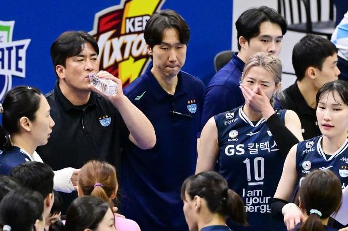 Pelatih GS Caltex Seoul KIXX, Cha Sang-hyun marah-marah kepada kapten tim sekaligus outside hitter andalan Kang So-hwi yang melempem di laga putaran 6 Liga Voli Korea 2023-2024 saat berjumpa Suwon Hyundai E&amp;C Hillstate, di Suwon Gymnasium, Korea Selatan, Rabu (28/2/2024).