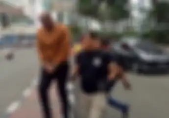 Tabrak Pemotor di Jalan Jenderal Sudirman, WNA Bonyok Dikeroyok, Mobil Hancur Berantakan