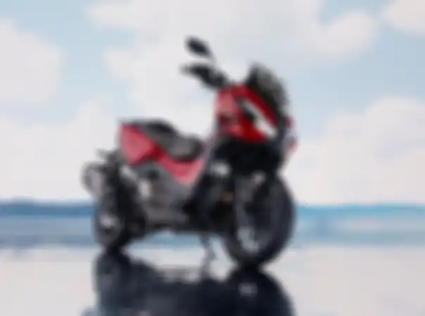 Sisi kiri motor baru Honda ADV 350 2025.