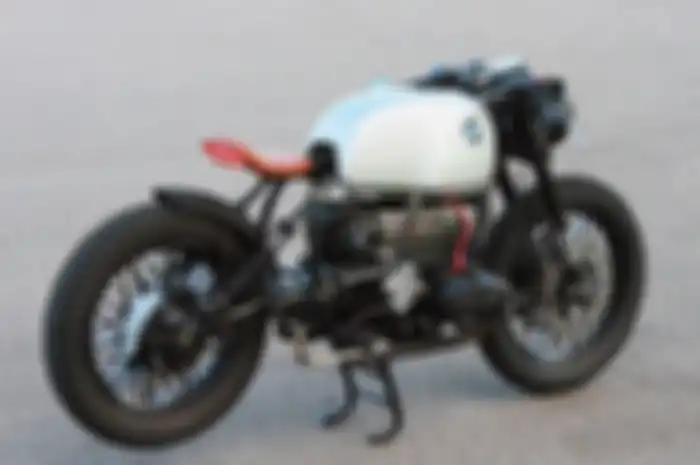Tampilan BMW R100 bobber cafe ini pun begitu menarik