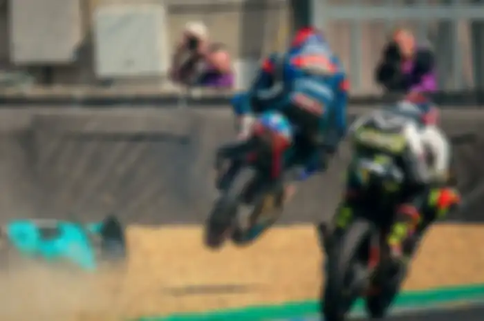 Momen saat Jakub Kornfeil melompati motor Enea Bastianini