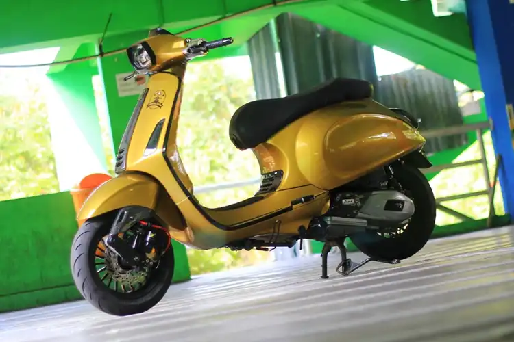 Jadi Pusat Perhatian, Vespa Sprint 150 3V Dimodif Warna Emas Ala BMW M4, Telan Bajet Rp 80 Jutaan