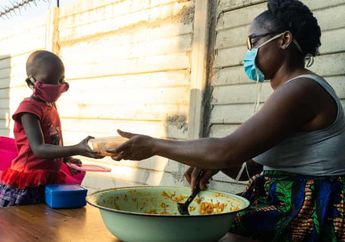 Hebat! Seorang Wanita di Zimbabwe Rela Menukar Celana dan Sepatunya Dengan Makanan, agar Tetangganya Tidak Kelaparan Akibat Lockdown Pandemi Corona
