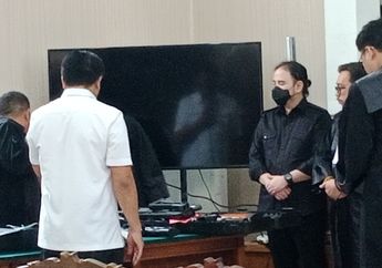 Dito Mahendra Berdiri dengan Tatapan Nanar, Senjata Api Ilegal dan Peluru Dihadirkan di Persidangan