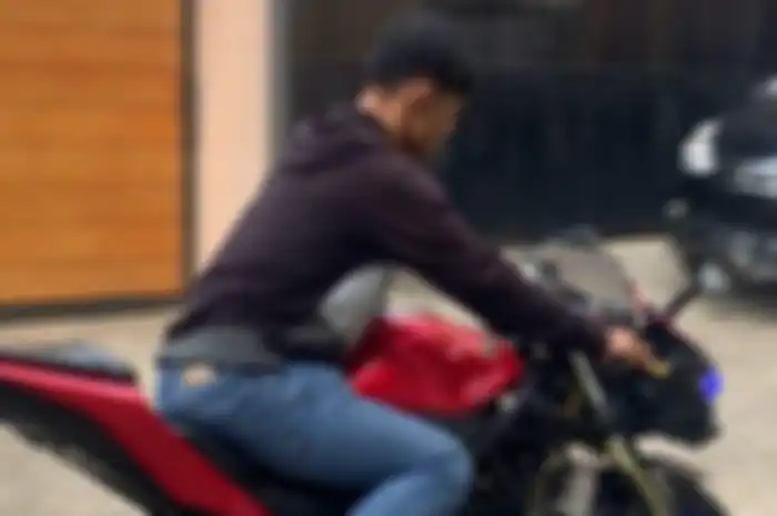 Foto pelaku maling motor bawa kabur Yamaha R25 di Malang. Modus pura-pura test ride.