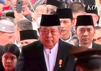 Raut Wajah Penuh Duka, SBY Gandeng 2 Cucunya di Pemakaman Ani Yudhoyono
