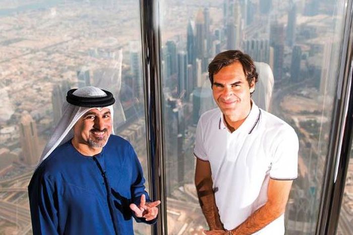 Roger Federer kunjungi Burj Khalifa bersama Salah Talak (kiri) jelang Dubai open