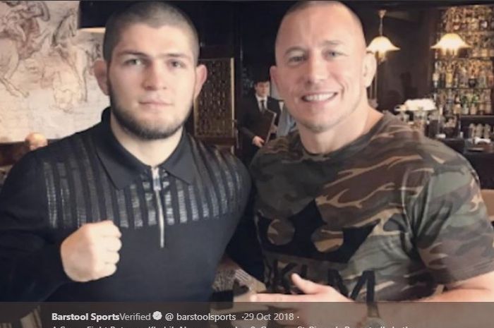 Khabib Nurmagomedov (kiri) berfoto bersama Georges St-Pierre (kanan).