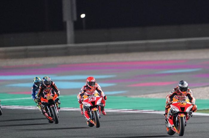 Pembalap Repsol Honda, Pol Espargaro, saat memimpin balapan MotoGP Qatar di Sirkuit Losail, Qatar, 6 Maret 2022. Tampak Espargaro diikuti rekan setim Marc Marquez, Brad Binder (Red Bull KTM), Joan Mir (Suzuki Ecstar), dan Enea Bastianini (Gresini Racing).