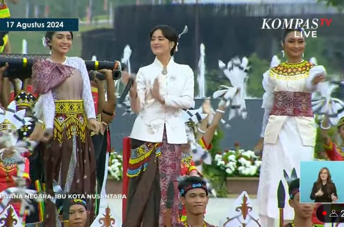 Mawar Eva De Jongh saat menjadi pengisi acara peringatan HUT RI Ke-79 di Ibu Kota Nusantara (IKN).