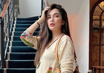 Pamer Foto OOTD sampai Banjir Pujian Netizen, Ussy Sulistawaty Ternyata Kenakan Tas Tangan Seharga Mobil Mewah!