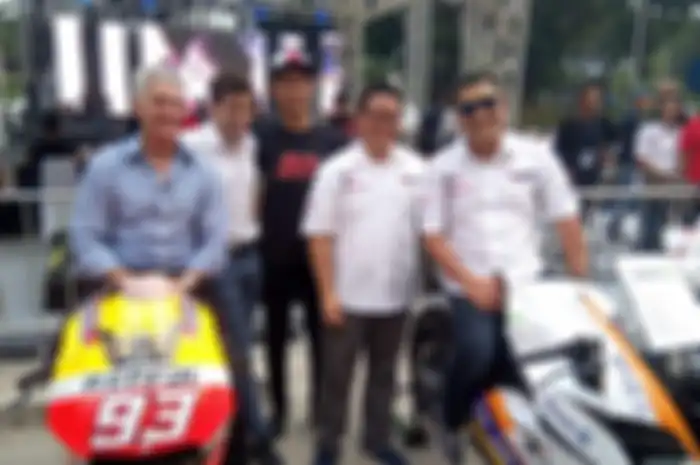 Mick Doohan (paling kiri) menaiki replika Honda RC213V milik Marc Marquez di Jakarta (23/11)