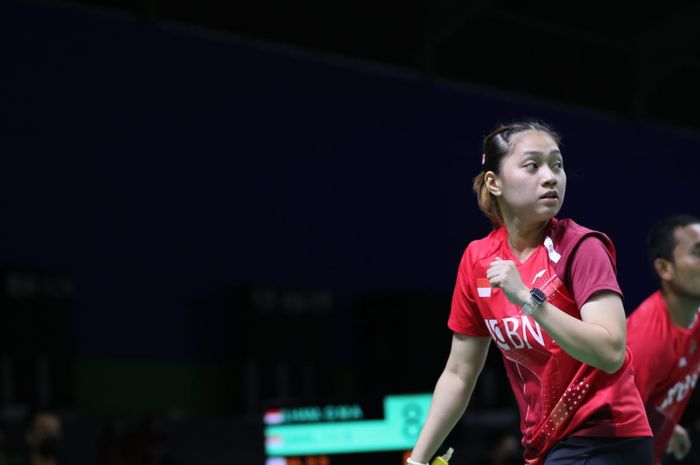 Pasangan ganda campuran Indonesia,  Ghana Muhammad Al Ilham/Indah Cahya Sari Jamil, saat berlaga pada babak perempat final Indonesia International Challenge 2022 di Platinum Arena, Malang, Jawa Timur, Jumat (14/10/2022)