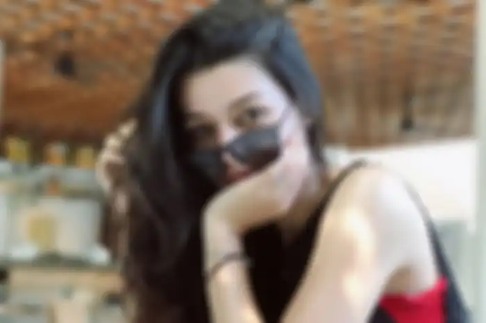 Susan Sameh tampil cantik dengan dress dan kacamata