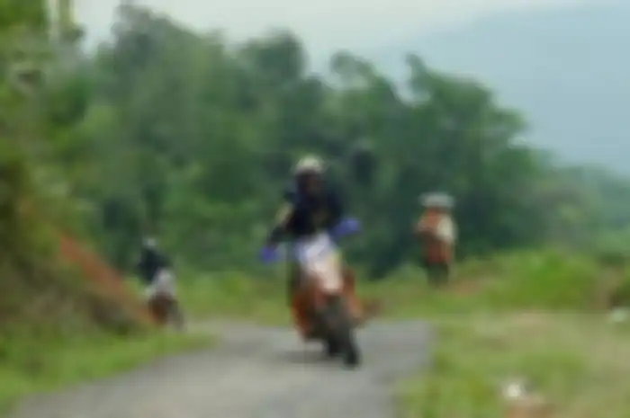 Ilustrasi pengguna motor trail yang diajak bantu korban banjir bandang.