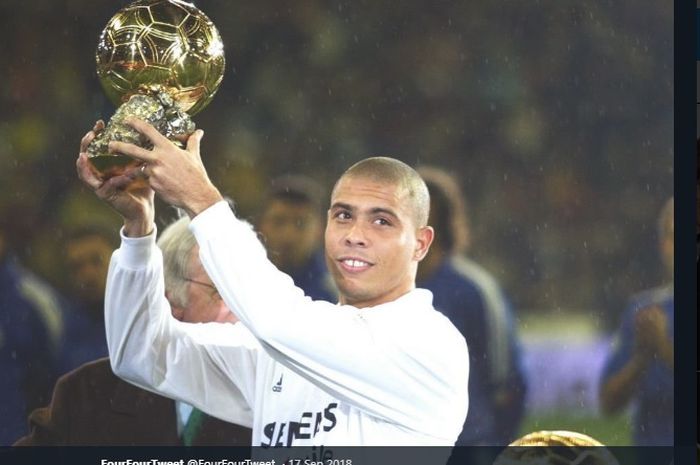 Penyerang legendaris timnas Brasil, Ronaldo Luis Nazario de Lima, saat mengangkat trofi Ballon d'Or.