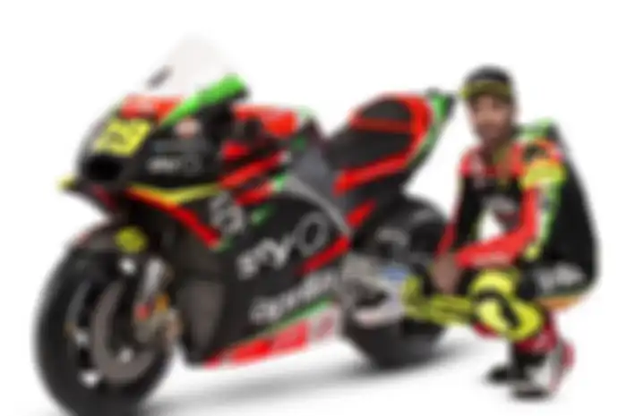 Andrea Iannone berpose di samping motor baru Aprilia RS-GP 2019