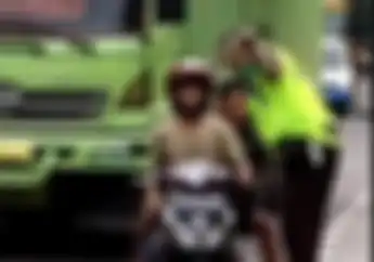 Viral! Video 2 Polisi Keroyok Pria Karena Memvideokan Aksi Pungli di Jalan Raya, Ponsel Dirampas
