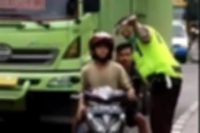 Polisi terciduk tengah menerima uang dari pemotor yang melanggar.