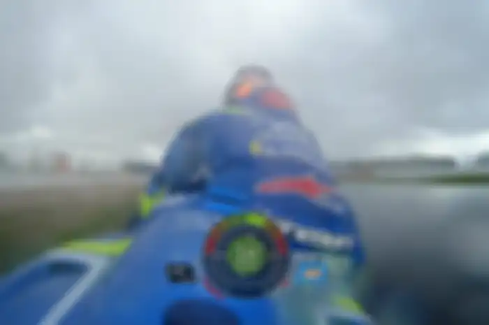 Alex Rins mengalami aquaplaning dan memilih lompat dari motornya