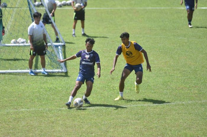 Dua pemain timnas u-20 Indonesia, Robi Darwis dan Kakang Rudianto masuk dalam daftar 22 pemain Persib Bandung untuk laga melawan Persija Jakarta (31/3/2023).