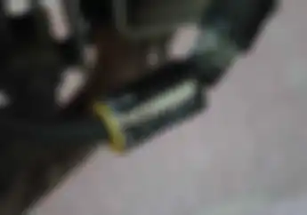 Apa Sih Fungsi Alat Berbentuk Kayak Baterai yang Nempel di Kabel Busi Ini? 