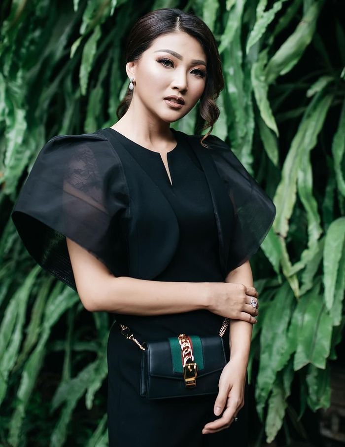 Sarwendah mengenakan tas seharaga belasan juta rupiah