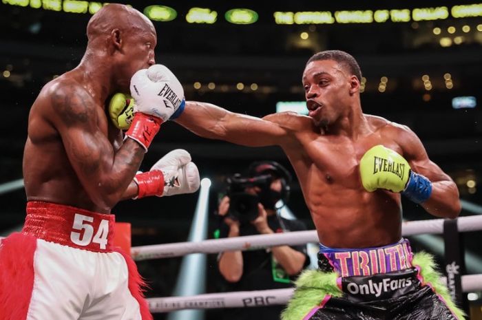 Aksi Errol Spence (kanan) saat menjotos Yordenis Ugas (kiri) dalam pertarungan unifikasi kelas welter di AT&amp;T Stadium, Arlington, Texas, Amerika Serikat, Minggu (17/4/2022) pagi WIB.