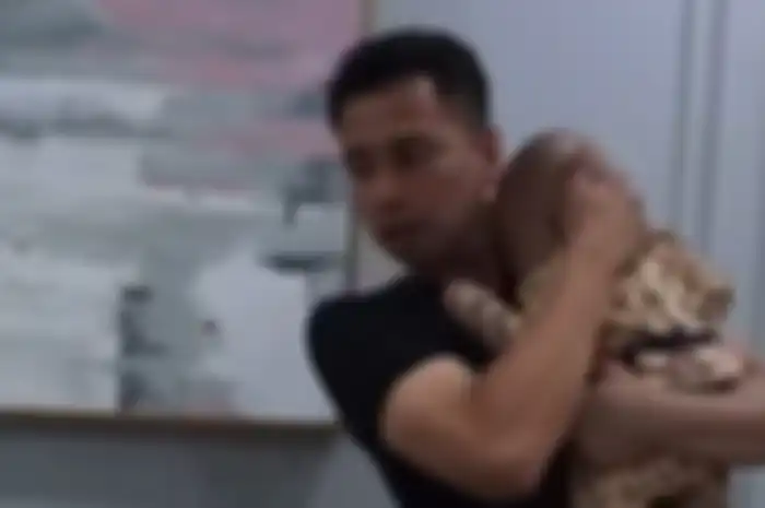 Ekspresi Raffi Ahmad panik saat putranya mau jatuh.