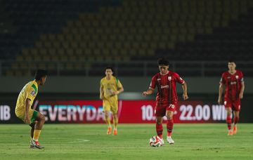 Aksi Zanadin Fariz Vs Toni Firmansyah dalam laga Persis Solo Vs Persebaya Surabaya di Stadion Manahan, Solo pada Sabtu (9/5/2026).