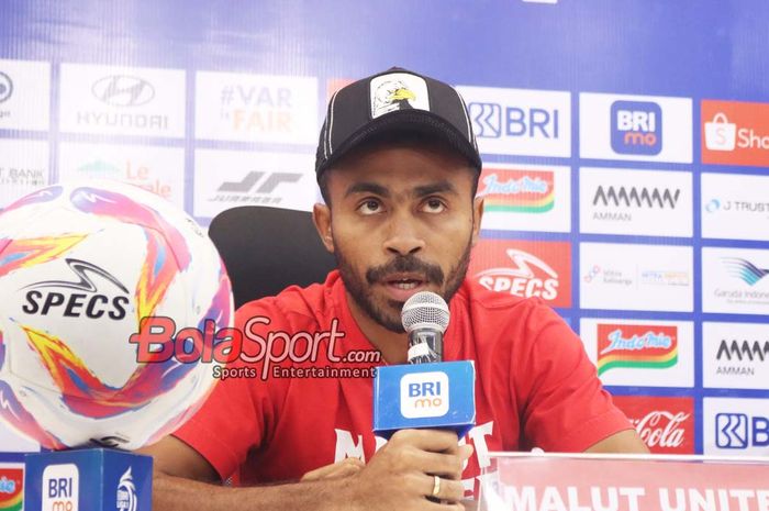 Pemain Malut United FC, Yance Sayuri, sedang memberikan keterangan kepada awak media di Jakarta International Stadium (JIS), Jakarta Utara, Kamis (22/5/2025).