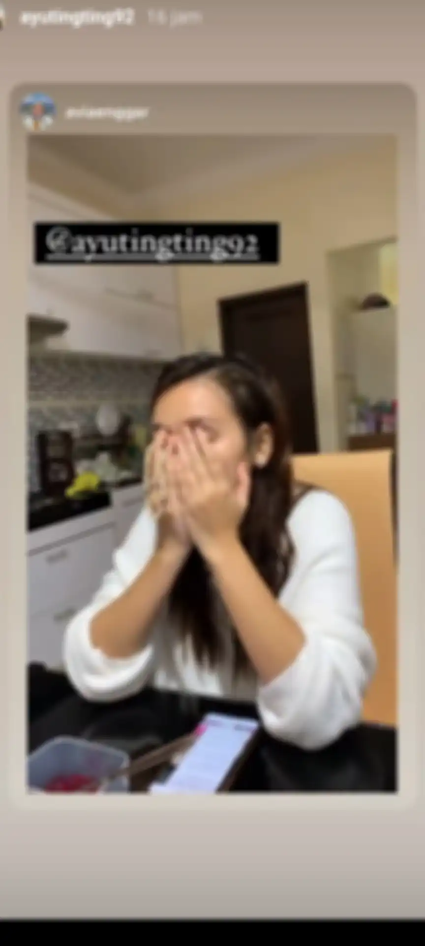 Ayu terlihat memegang tasbih.