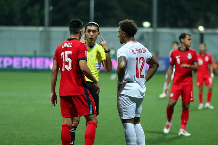 Wasit memberikan penjelasan kepada pemain dalam laga antara Singapura dan Vietnam di semifinal leg pertama ASEAN Cup 2024.