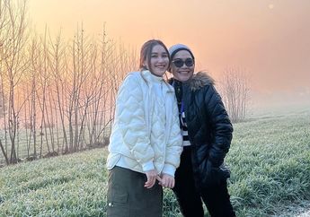 Gaya Mentereng Umi Kalsum Ibu Ayu Ting Ting Pakai Syal Mewah saat Liburan ke Swiss