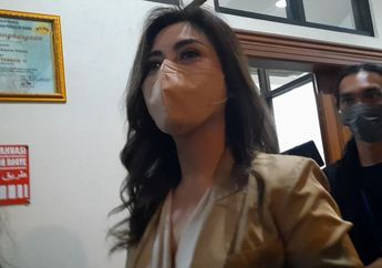 Dhena Devanka Tampil Cantik, Jonathan Frizzy Justru Tak Tampak Batang Hidungnya di Sidang Putusan Cerai