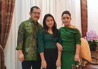 Bersanding di Sebelah Mantan Suami Titiek Soeharto, Mayangsari Tampil Anggun Kenakan Kebaya Nerawang di Pesta Pernikahan Cucu Soeharto