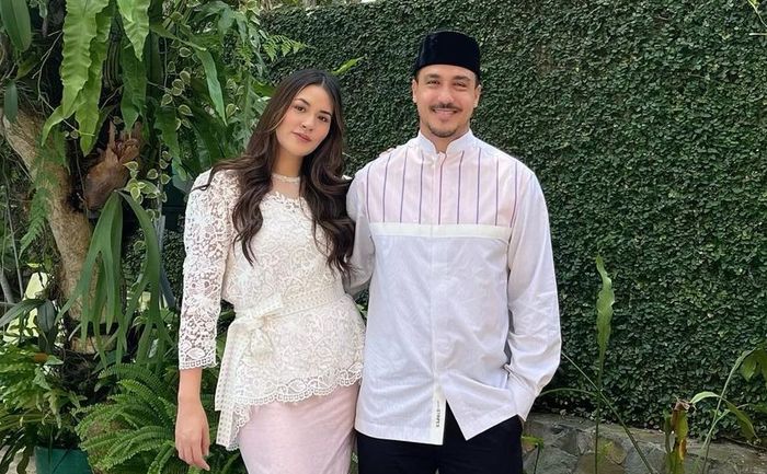 Perjalanan cinta Raisa dan Hamish Daud yang diterpa isu perceraian, berawal dari caper di lokasi syuting hingga berujung ke pelaminan.